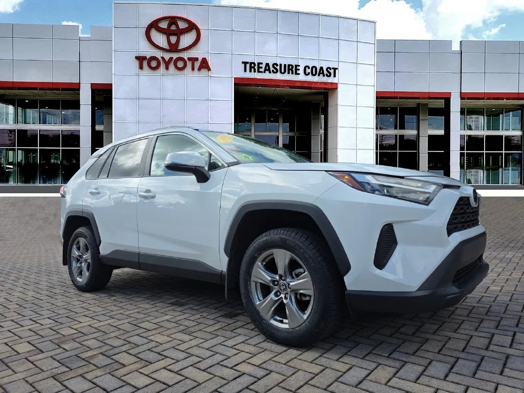 Used 2025 White Toyota XLE image 1