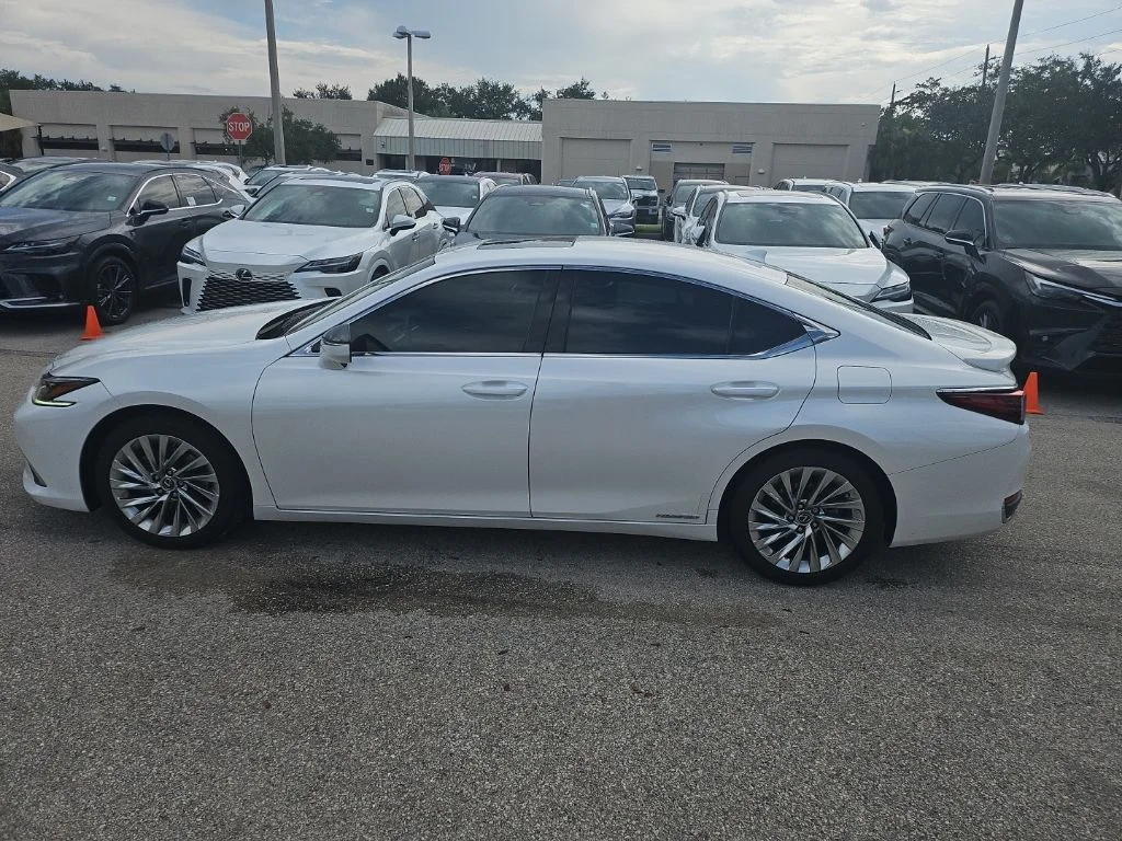 Certified Used 2020 EMINENT WHITE PEARL Lexus 300h Ultra Luxury image 8