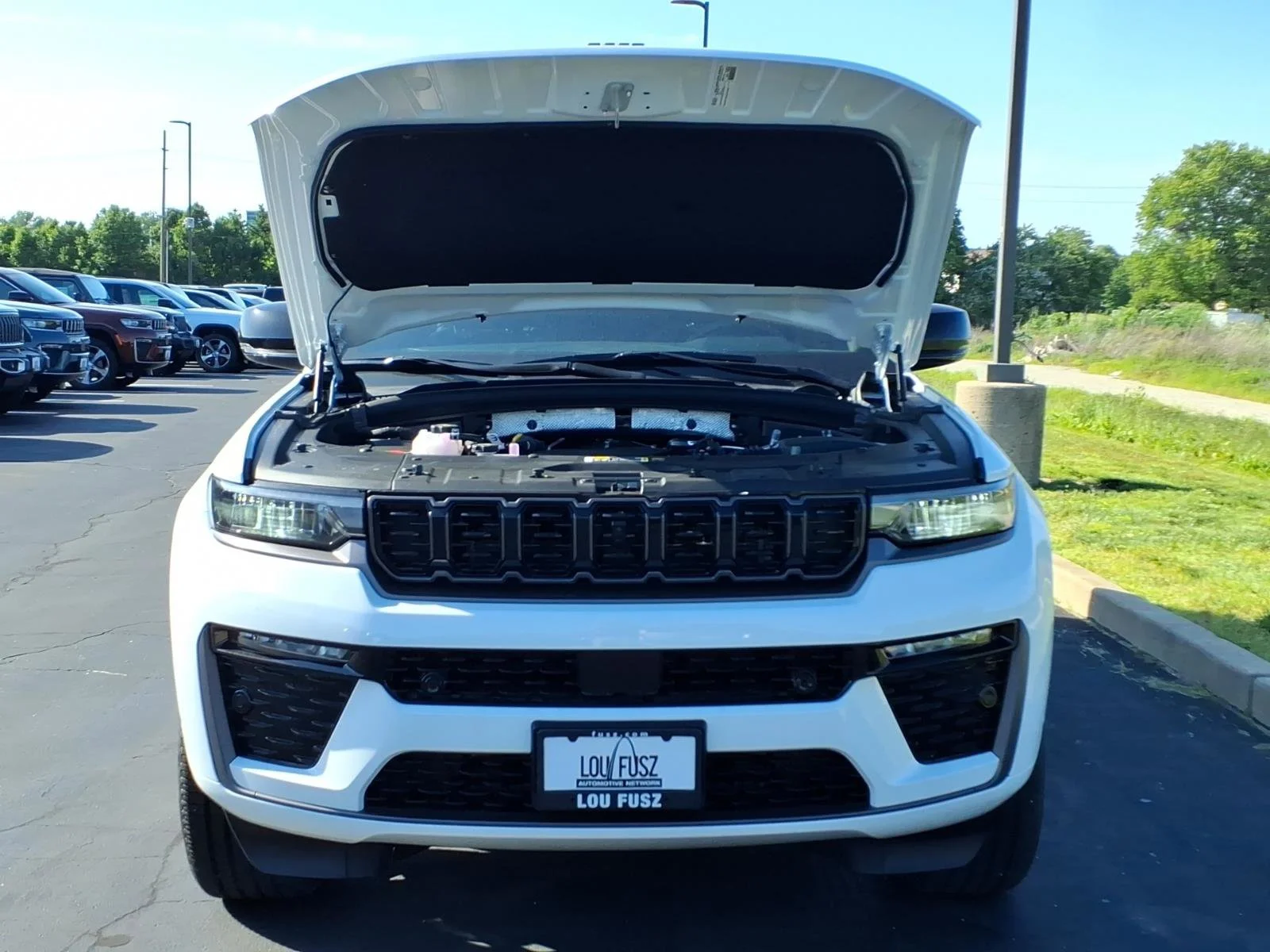 New 2026 Bright White Clear-Coat Exterior Paint Jeep Limited image 21