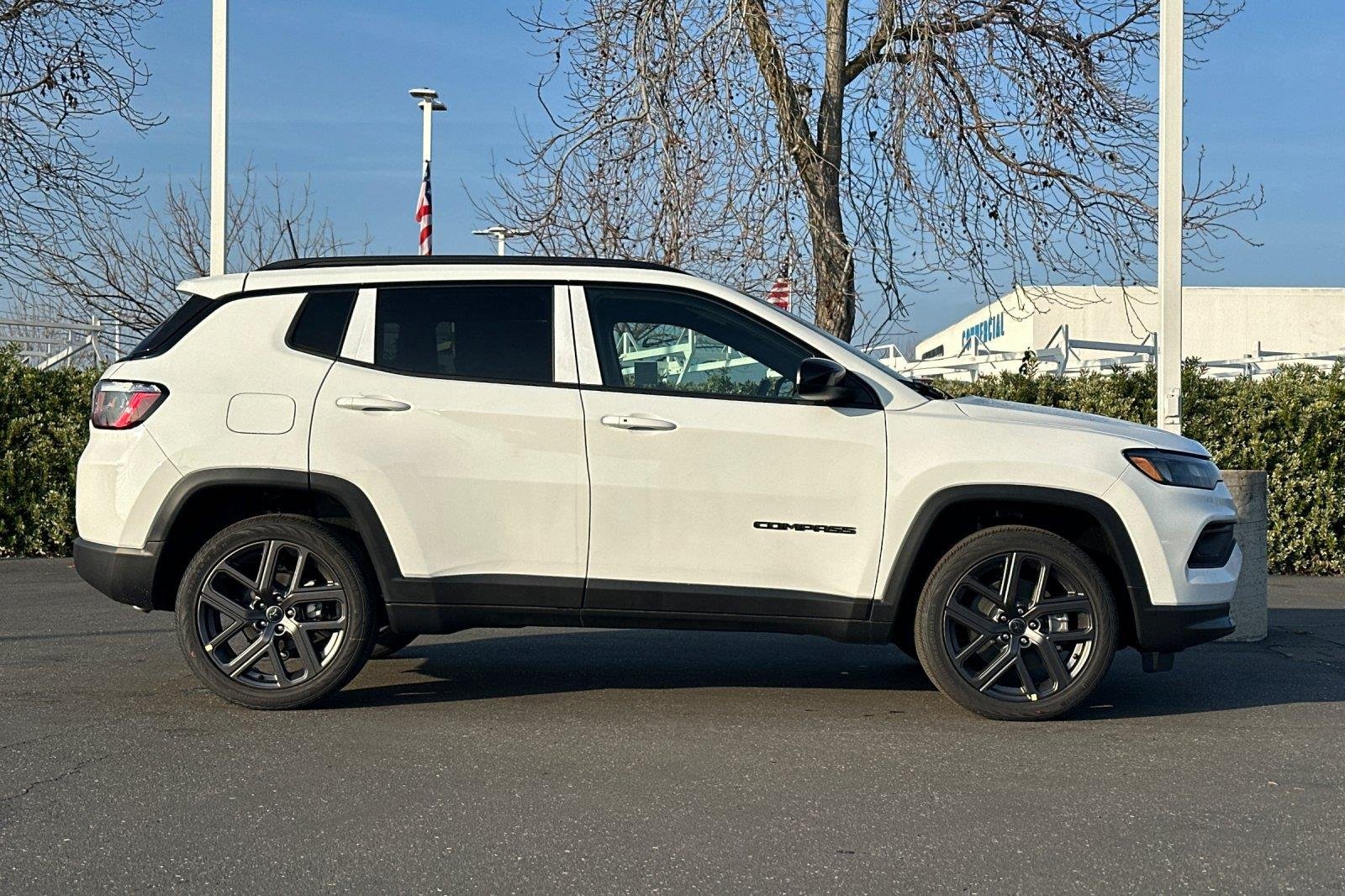 New 2026 Bright White Clearcoat Jeep Latitude Altitude image 3