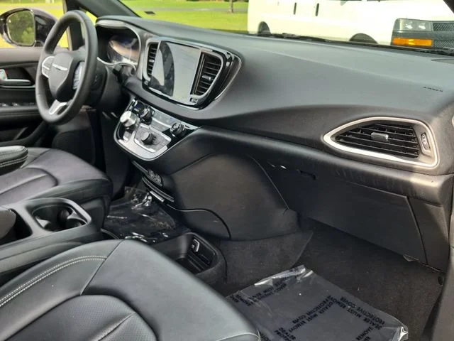Used 2025 White Chrysler Select image 35