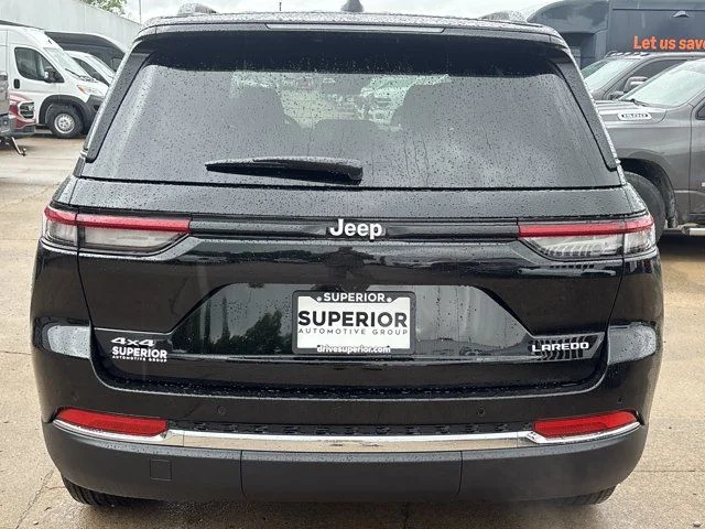 New 2026 Diamond Black Crystal Pearl-Coat Exterior Paint Jeep Laredo image 4