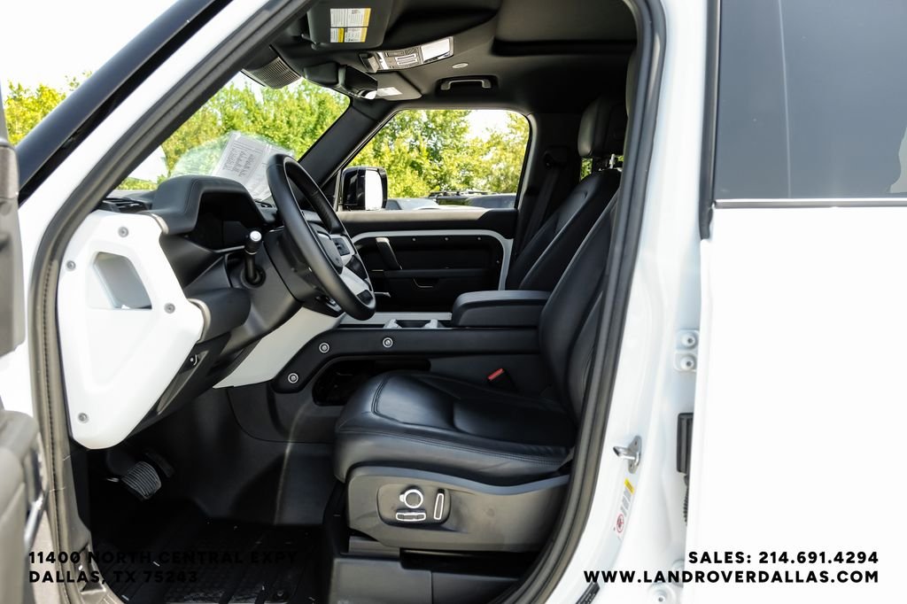Used 2025 Fuji White Land Rover X-Dynamic SE image 23