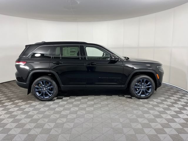 New 2026 Diamond Black Crystal Pearlcoat Jeep  image 4