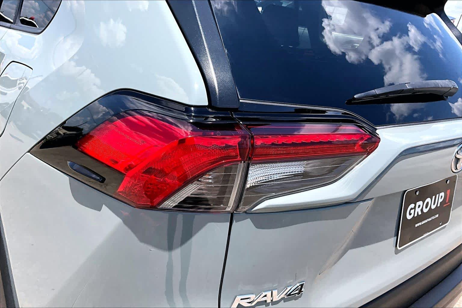 Used 2020 Lunar Rock Toyota XLE Premium image 29
