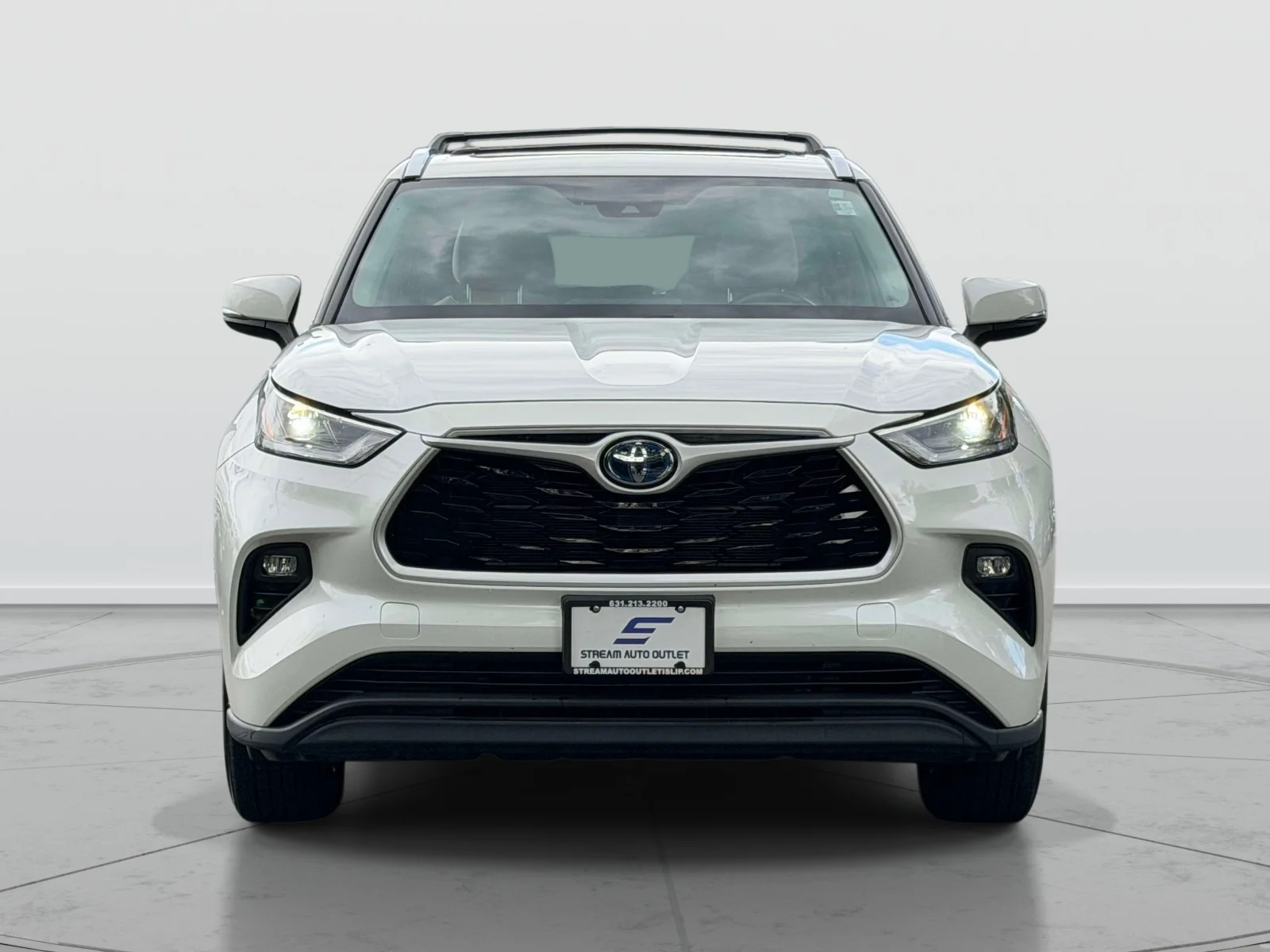 Used 2021 White Toyota XLE image 2