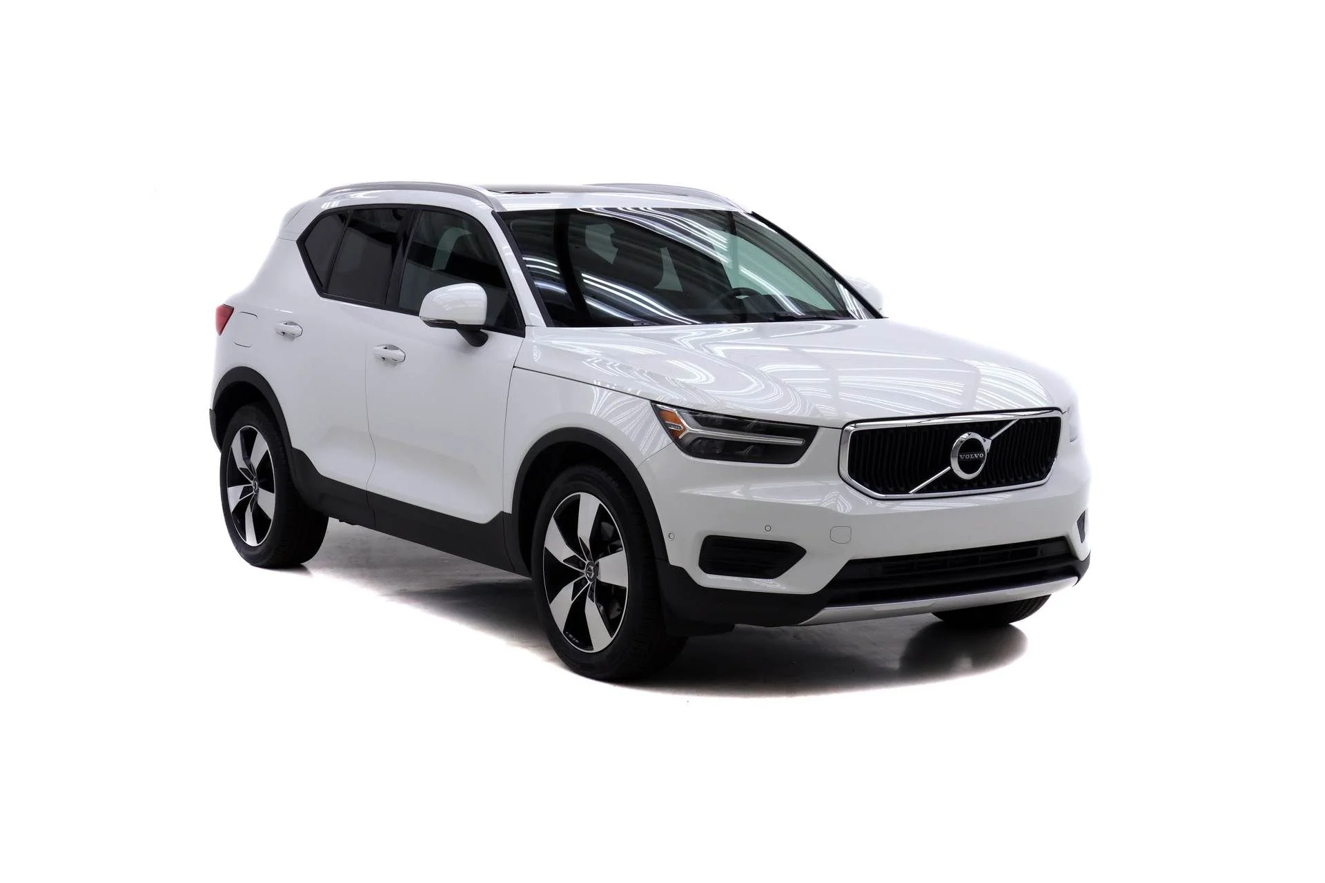 Used 2019 White Volvo Momentum image 2