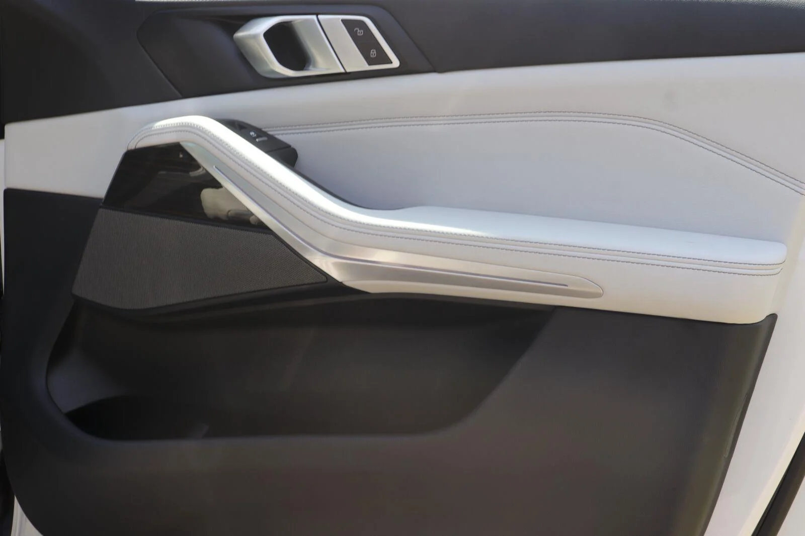 Used 2024 Alpine White BMW xDrive50e image 20