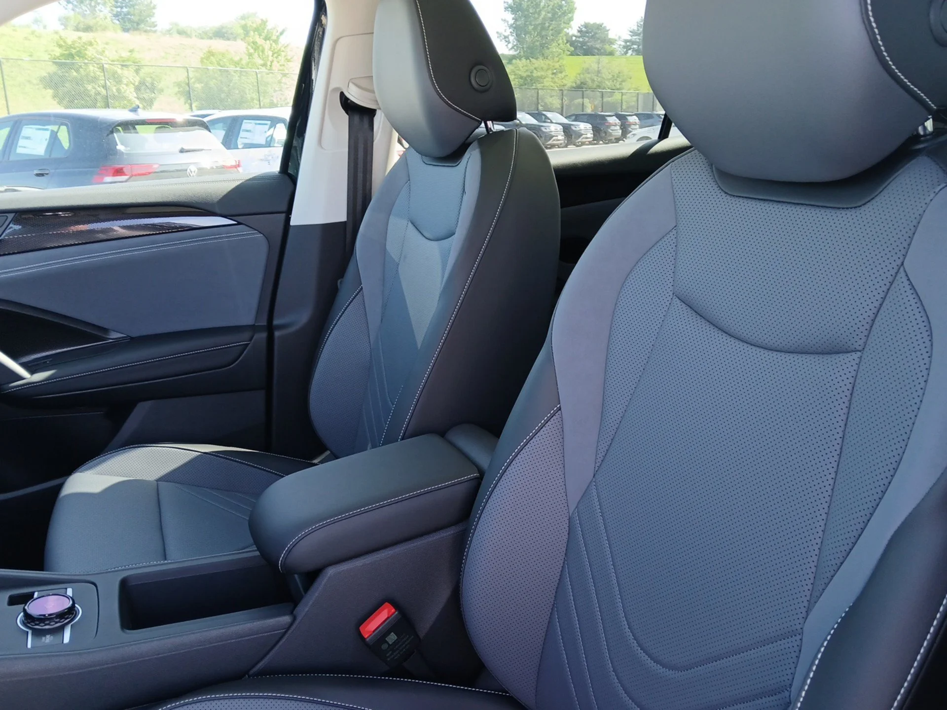 New 2026 Deep Black Pearl Volkswagen SE image 20