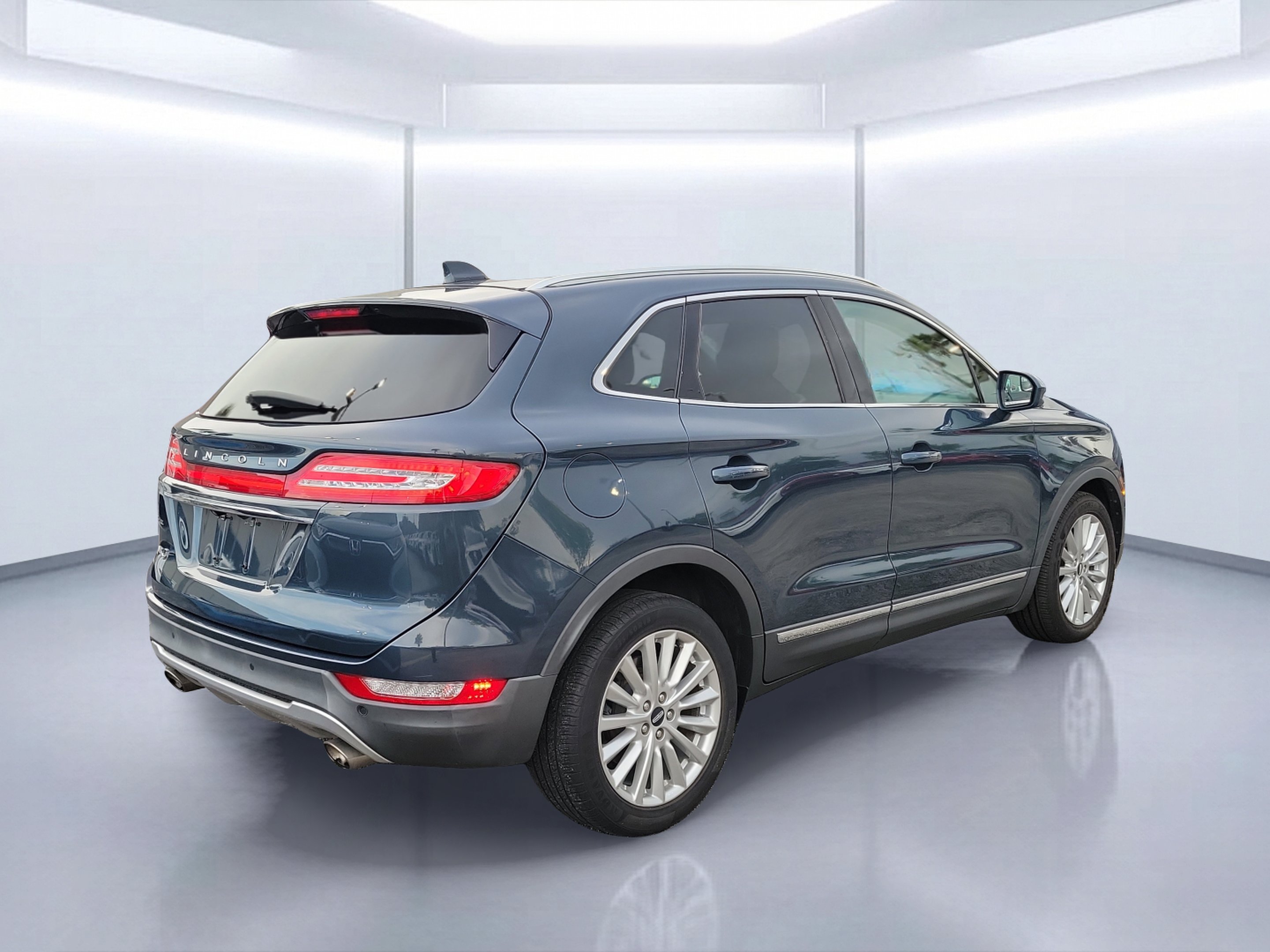 Used 2019 Sea Green Lincoln Standard image 4