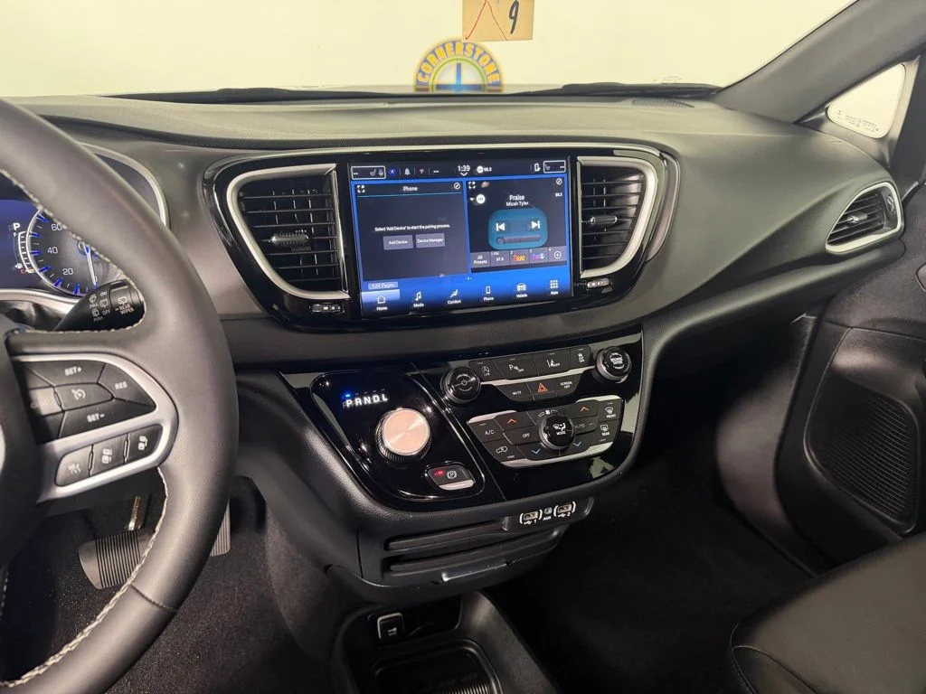 Used 2025 Chrysler Pacifica Select with VIN 2C4RC1BG4SR597628 for sale in Elk River, Minnesota