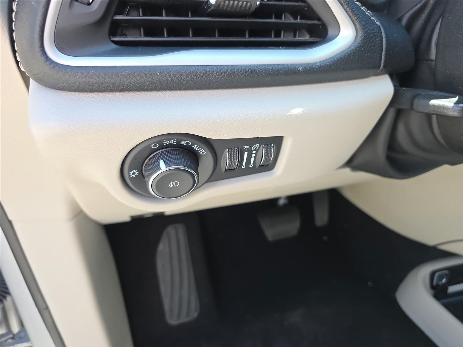 Used 2023 Silver Mist Clearcoat Chrysler Touring L image 18