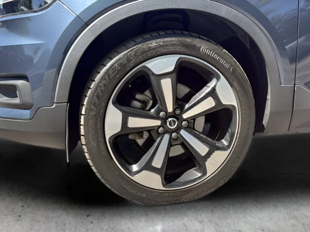 Used 2021 Blue Volvo Momentum image 23