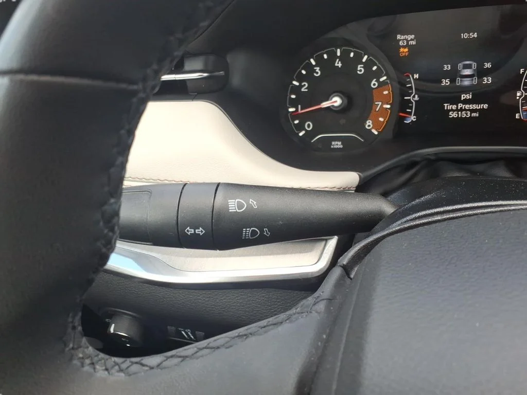 Used 2024 White/off-white Jeep Limited image 25