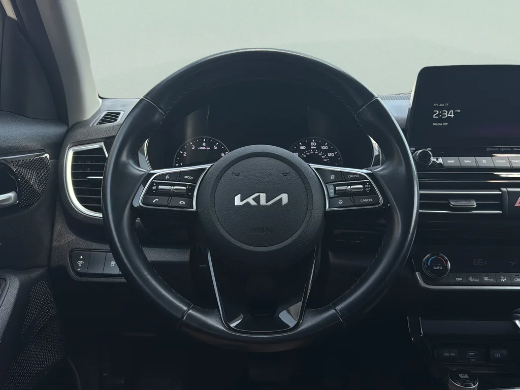Used 2022 Snow White Pearl Kia EX image 29
