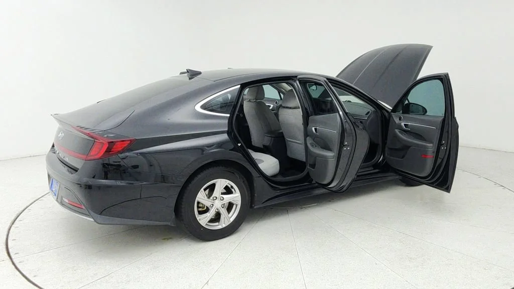 Used 2021 Black Hyundai SE image 12