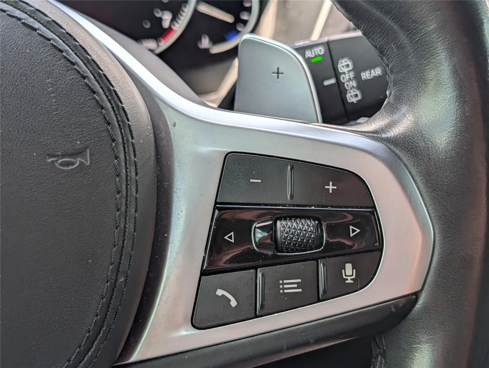 Used 2020 Black Sapphire Metallic BMW sDrive30i image 24