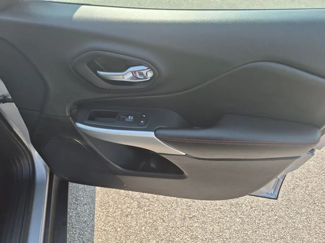 Used 2018 Silver Jeep Trailhawk image 34
