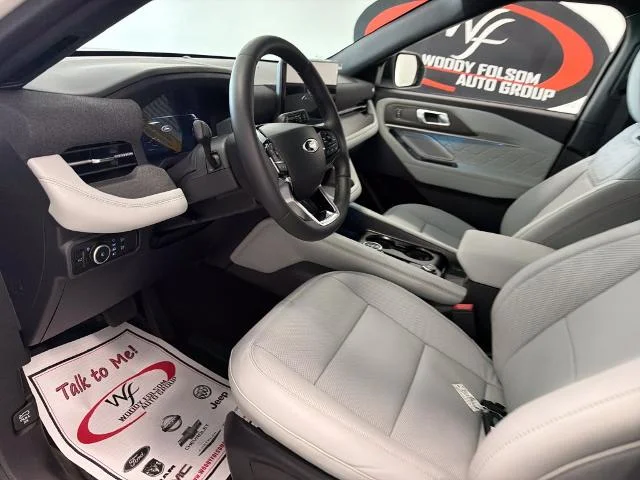New 2027 Star White Metallic Tri-Coat Ford Platinum™ image 30