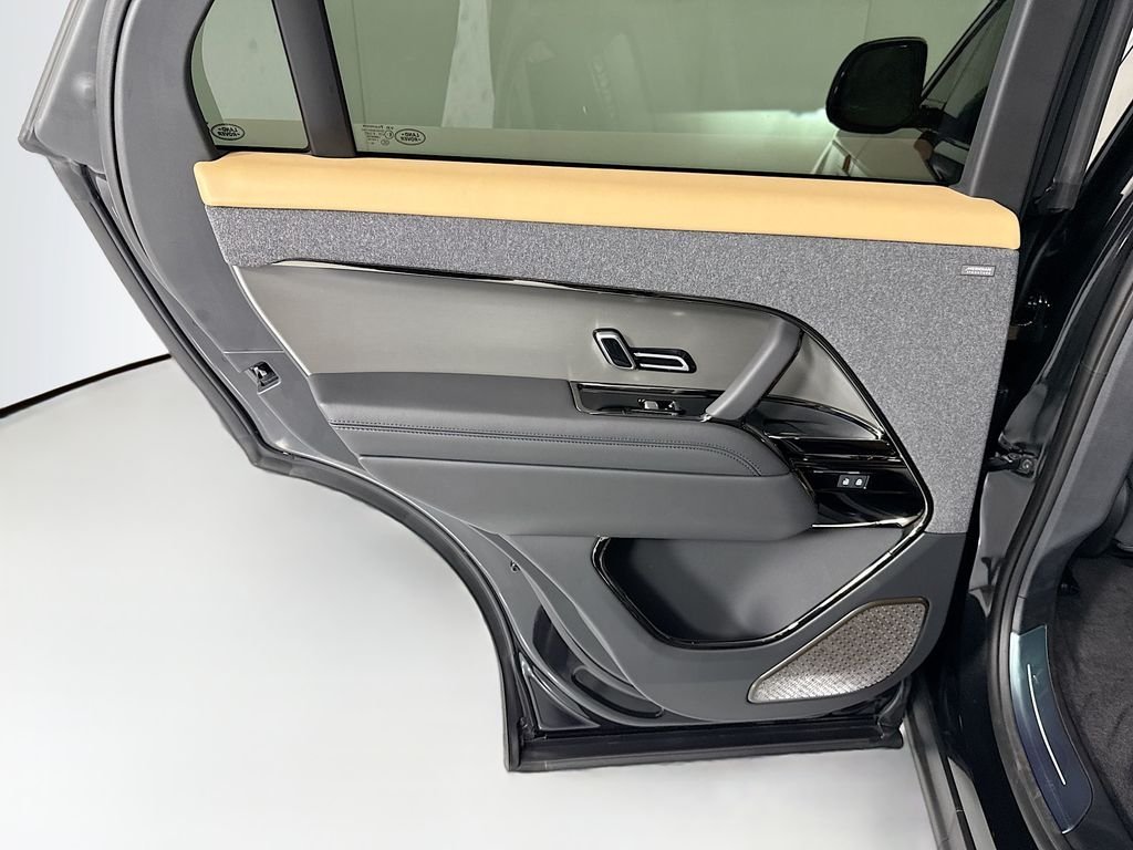 New 2026 Santorini Black LAND ROVER Dynamic SE image 28