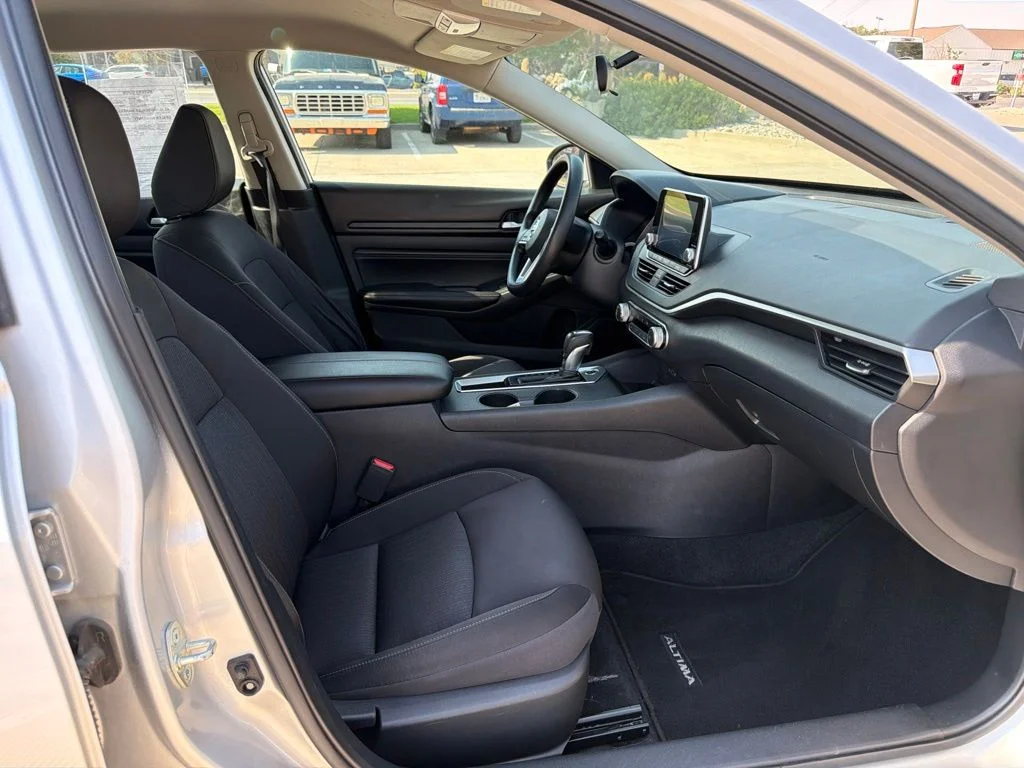 Used 2020 Silver Nissan 2.5 S image 23