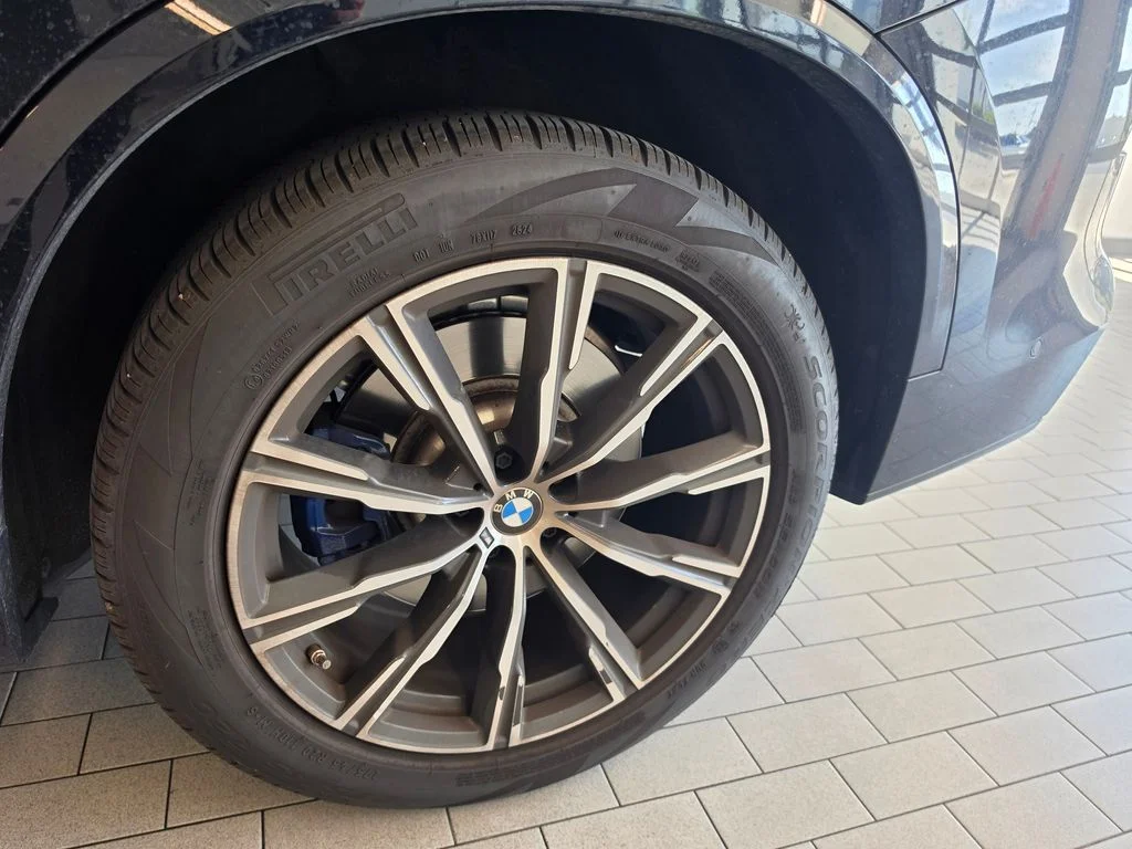 Used 2025 Black BMW M60i image 8