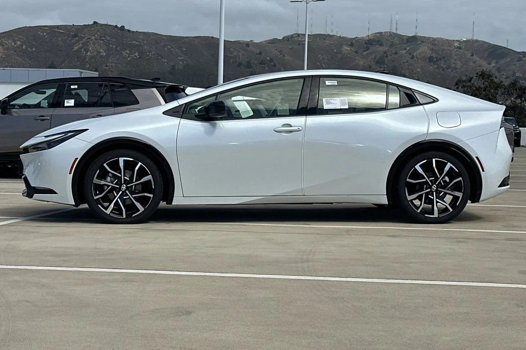 New 2027 Wind Chill Pearl <sup>1</sup> Toyota  XSE image 7