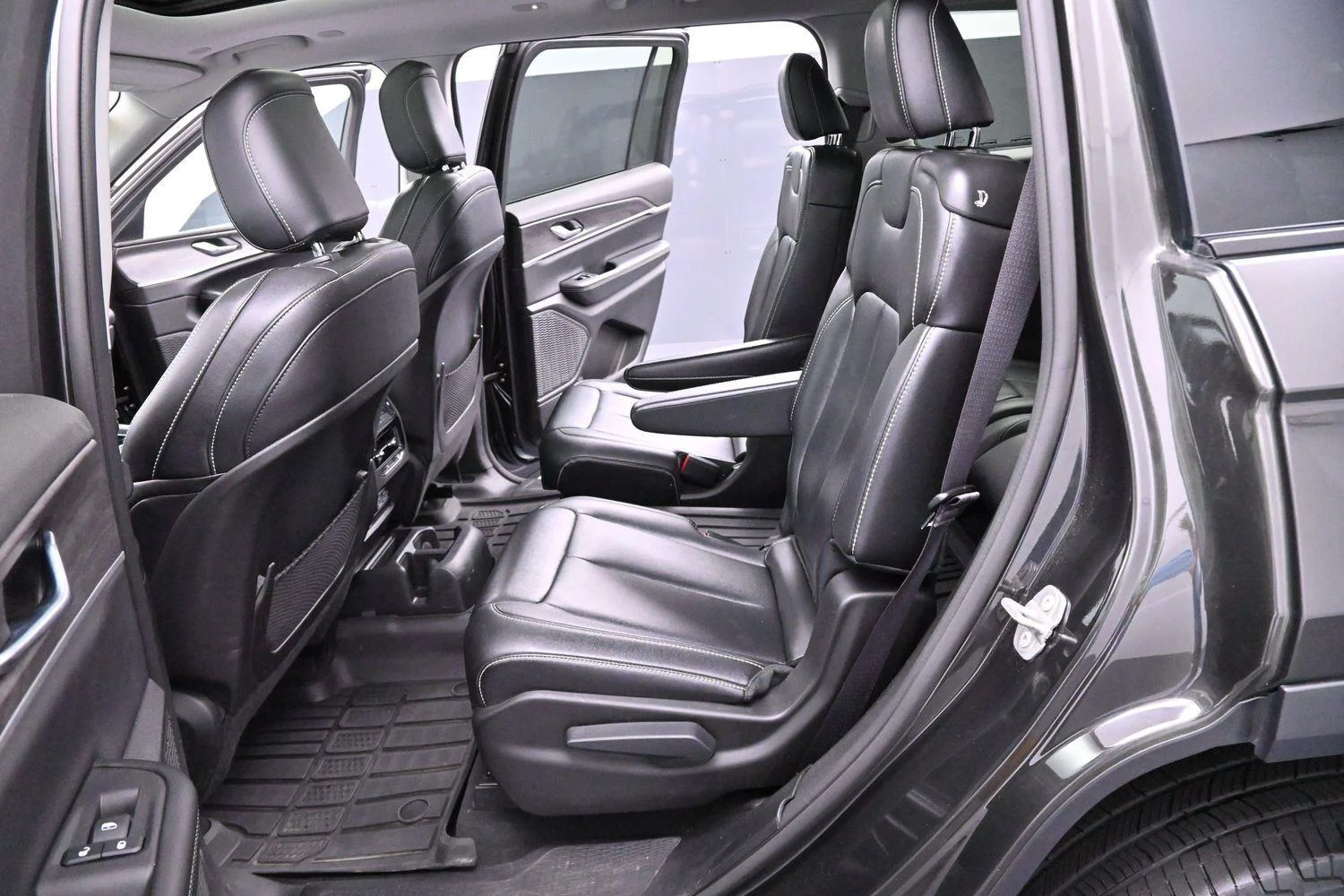 Used 2023 Rocky Mountain Pearlcoat Jeep Limited image 32