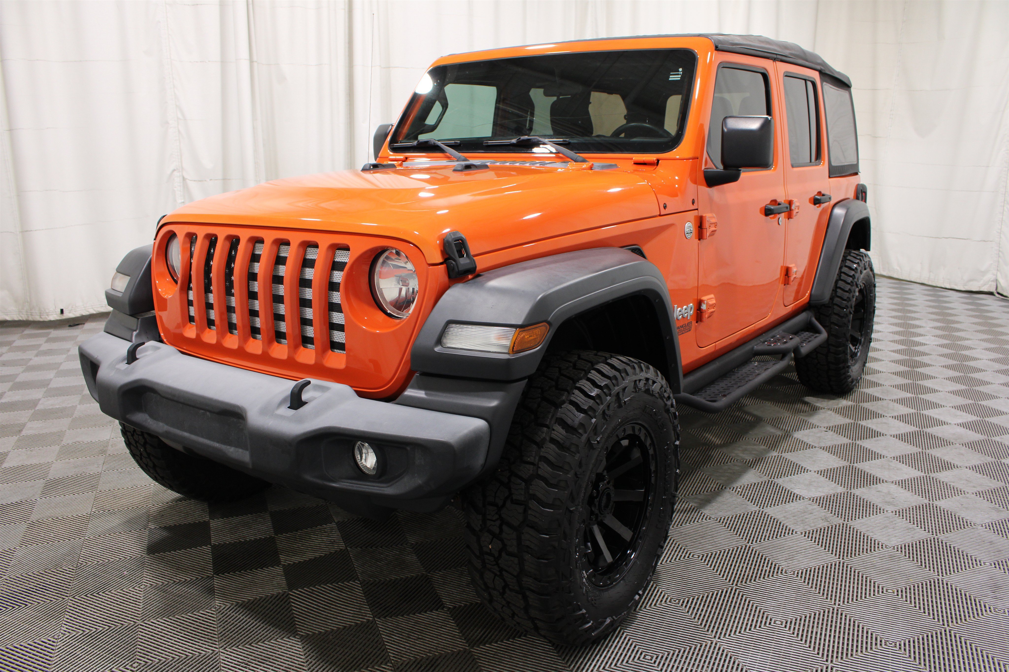 Used 2018 Punkn Metallic Clearcoat Jeep Sport image 28