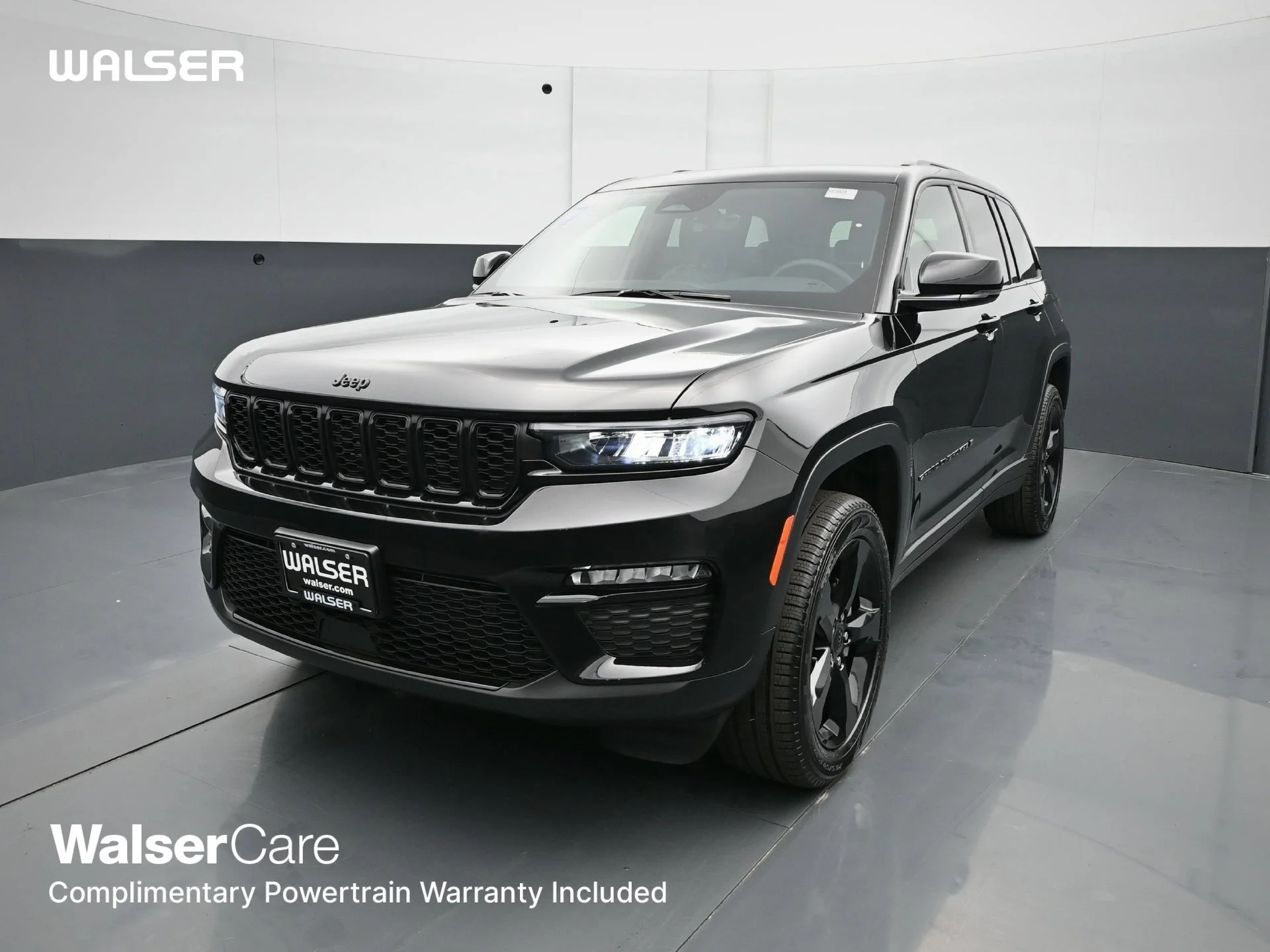 Used 2025 Diamond Black Crystal Pearlcoat Jeep Limited image 1