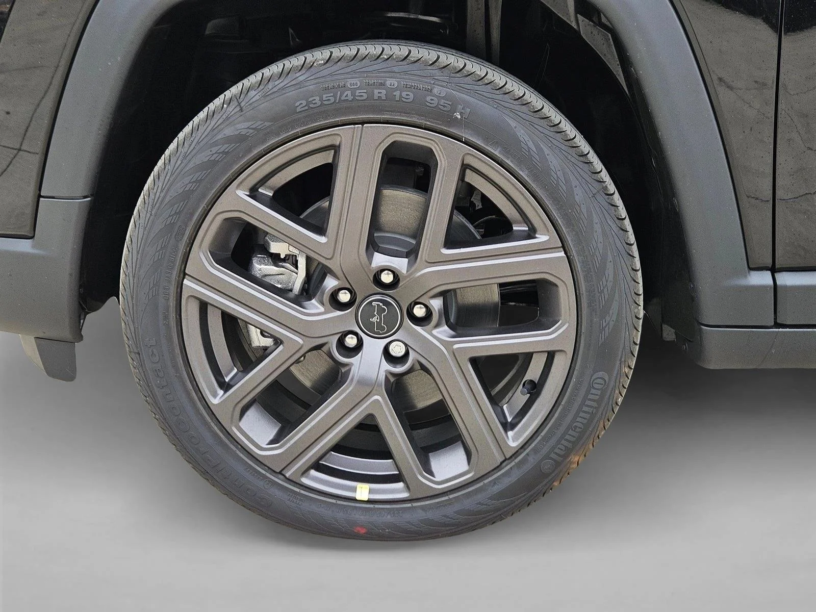 New 2026 Diamond Black Crystal Pearlcoat Jeep Latitude Altitude image 10