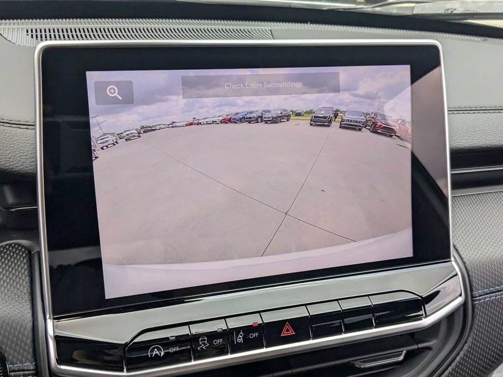 New 2026 White Jeep Latitude image 20