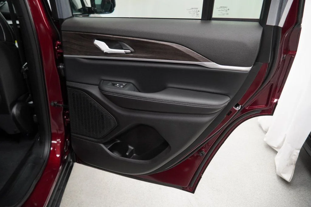 New 2026 Velvet Red Pearl-Coat Exterior Paint Jeep Altitude image 32