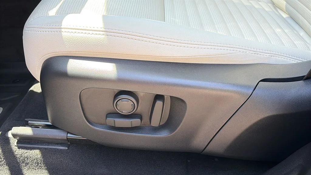 Certified Used 2025  Land Rover S image 10