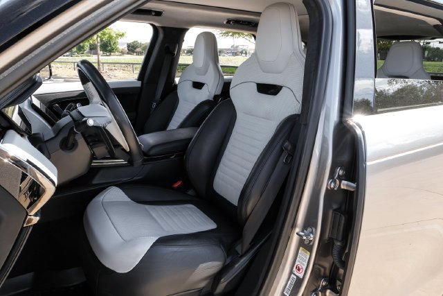 Certified Used 2024 Flux Silver SV Bespoke Ultra Metallic Gloss Land Rover SV Edition One Flux Silver image 44