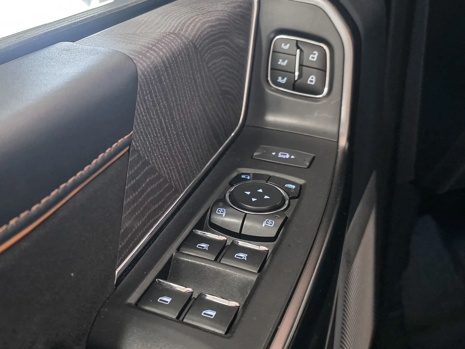 Used 2023  Ford Platinum image 19