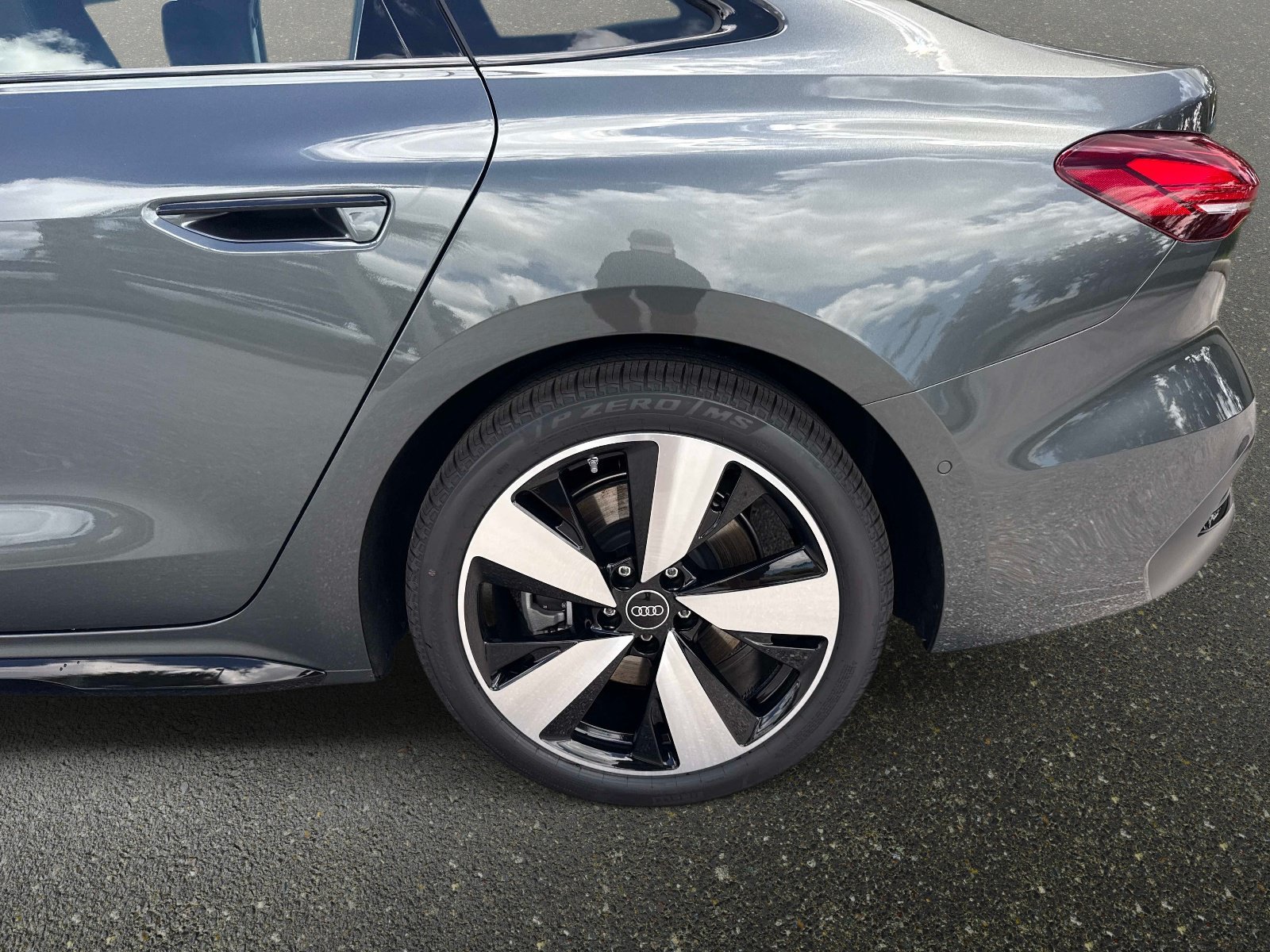 New 2026 Daytona Gray Pearl Effect Audi Premium image 10