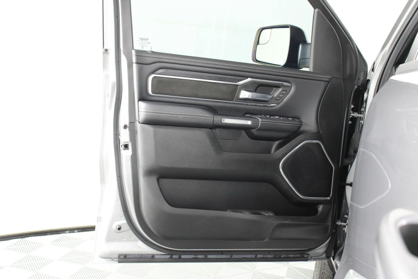 Used 2023 Billet Silver Metallic Clearcoat Ram Laramie image 17
