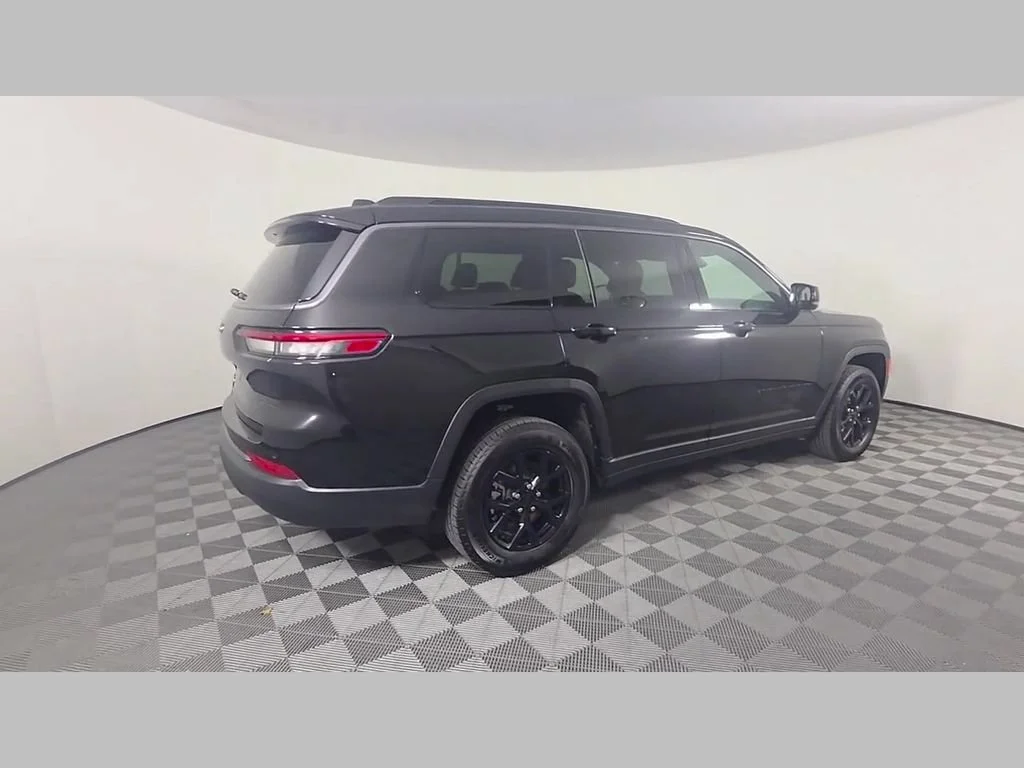 New 2026 Diamond Black Crystal Pearl-Coat Exterior Paint Jeep Laredo Altitude image 27