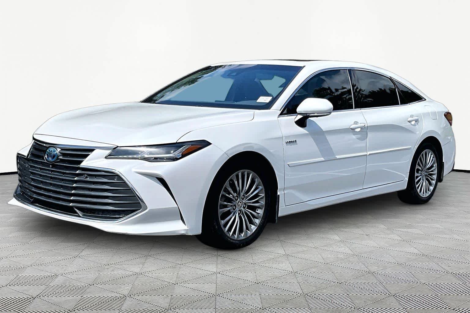 Used 2020 Wind Chill Pearl Toyota Hybrid Limited image 2
