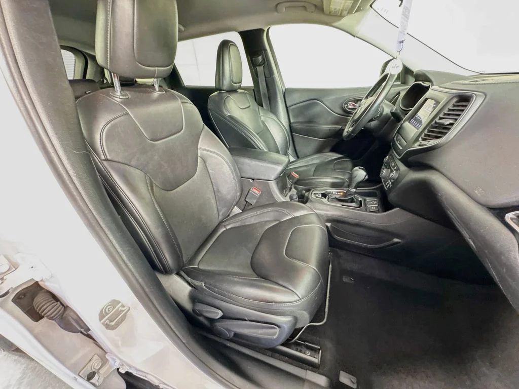Used 2020 White Jeep Latitude Plus image 33