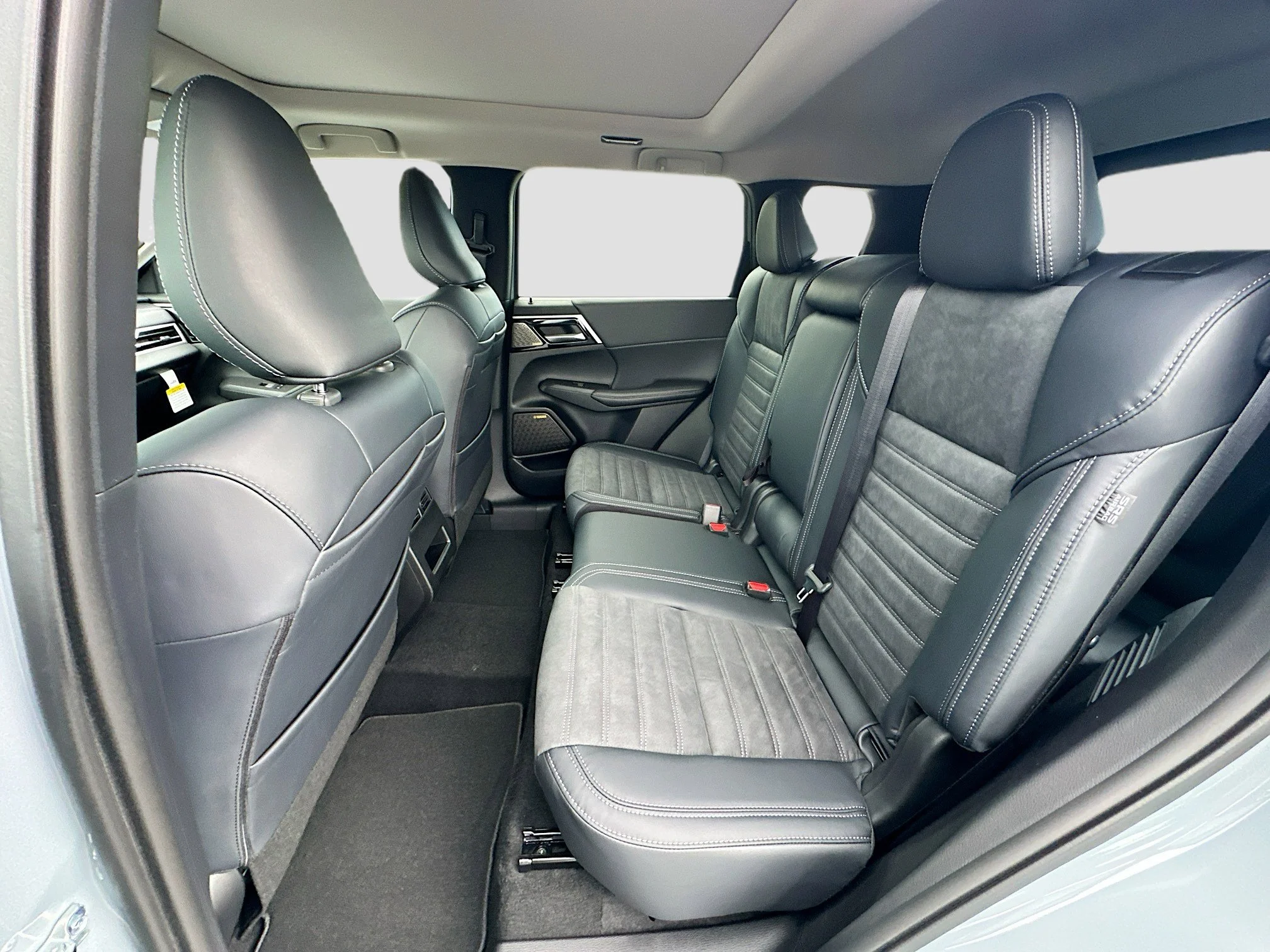 New 2026 Moonstone Gray Metallic Mitsubishi SE image 17