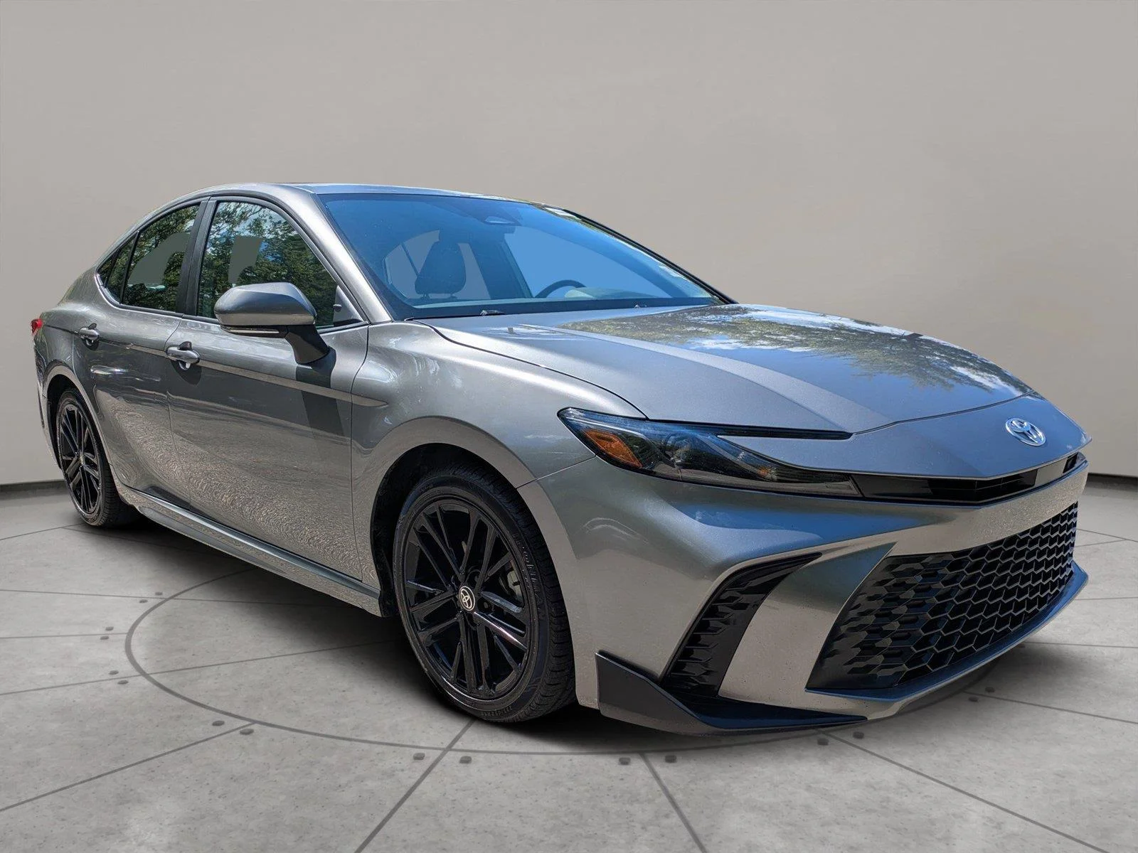 Used 2025  Toyota SE image 1