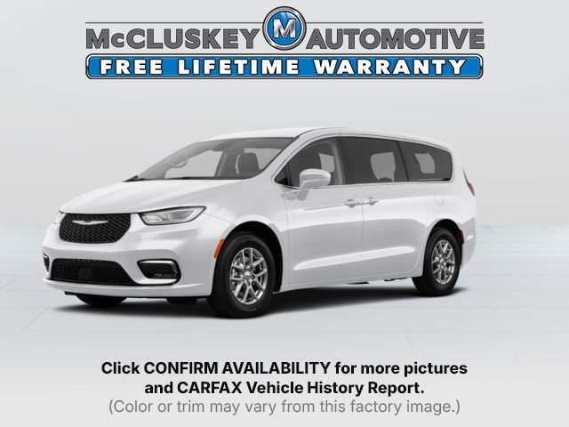 2023 Chrysler Pacifica Touring L's photo