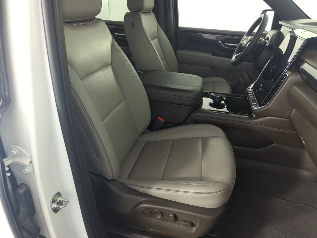Used 2025 White GMC Elevation image 36