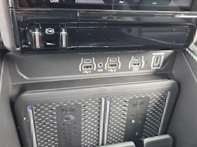 New 2026 Diamond Black Crystal Pearl-Coat Exterior Paint RAM Laramie image 21