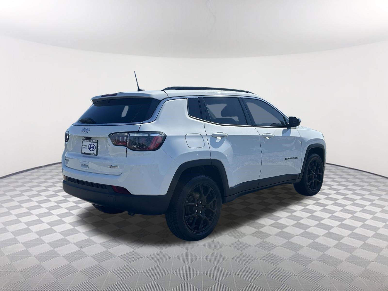 Used 2022 Bright White Clearcoat Jeep Latitude Lux image 5