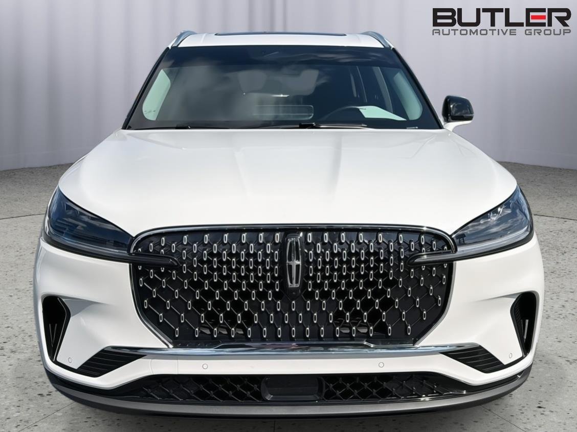 Used 2026 Pristine White Metallic Tri-Coat Lincoln Premiere image 9