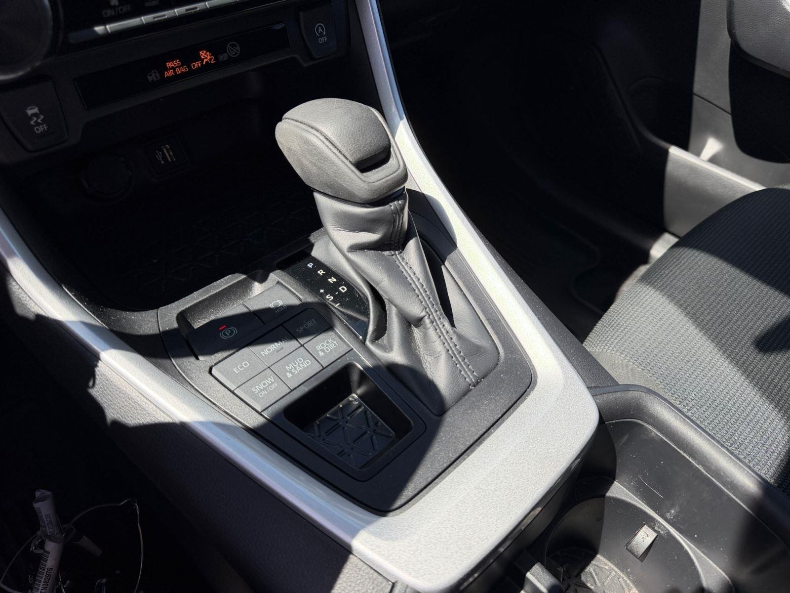 2024 Toyota RAV4 LE - Photo 24