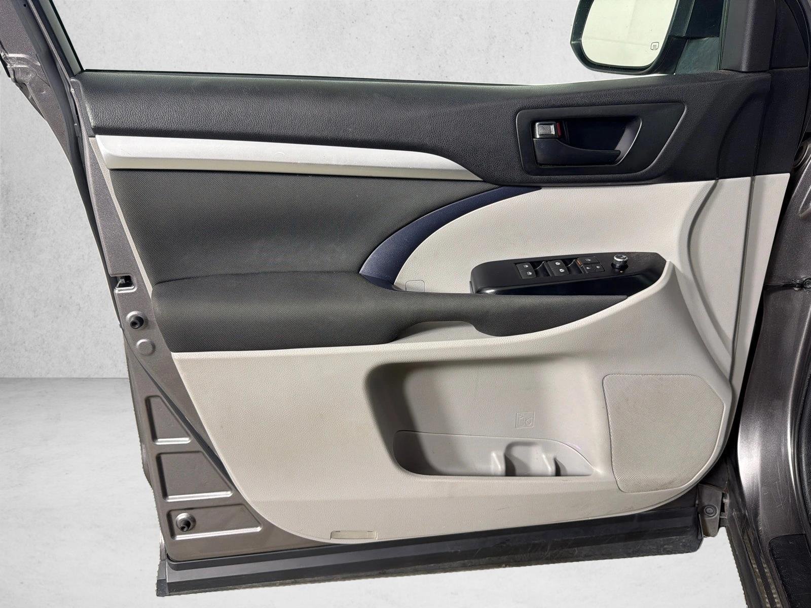 Used 2016 Predawn Gray Mica Toyota LE image 10